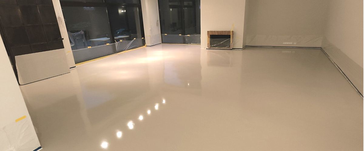 Frisch beschichteter, glänzender PU-Boden in einem Wohnraum