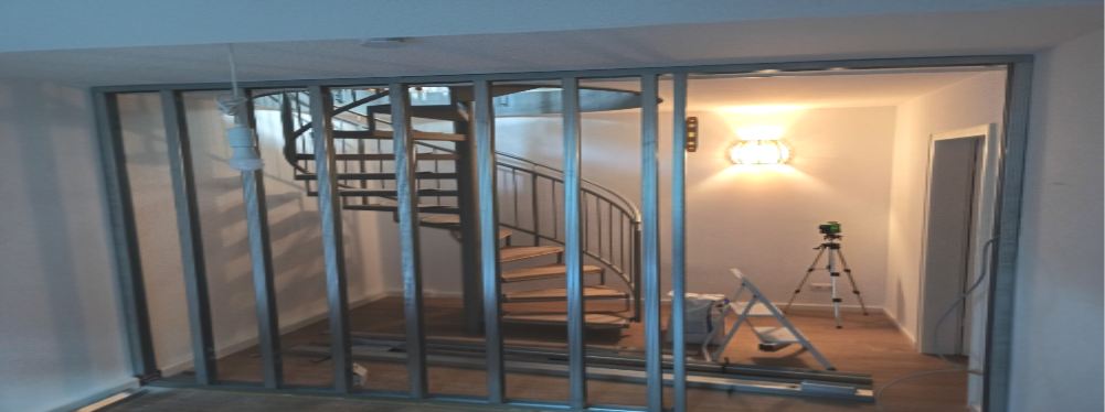 Trockenbau-Ständerwerk vor einer Wendeltreppe