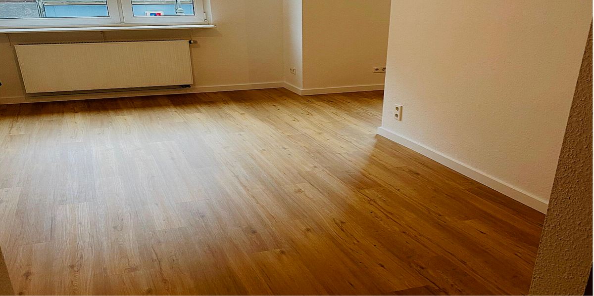 Neu verlegter Vinylboden in Holzoptik in einer Wohnung